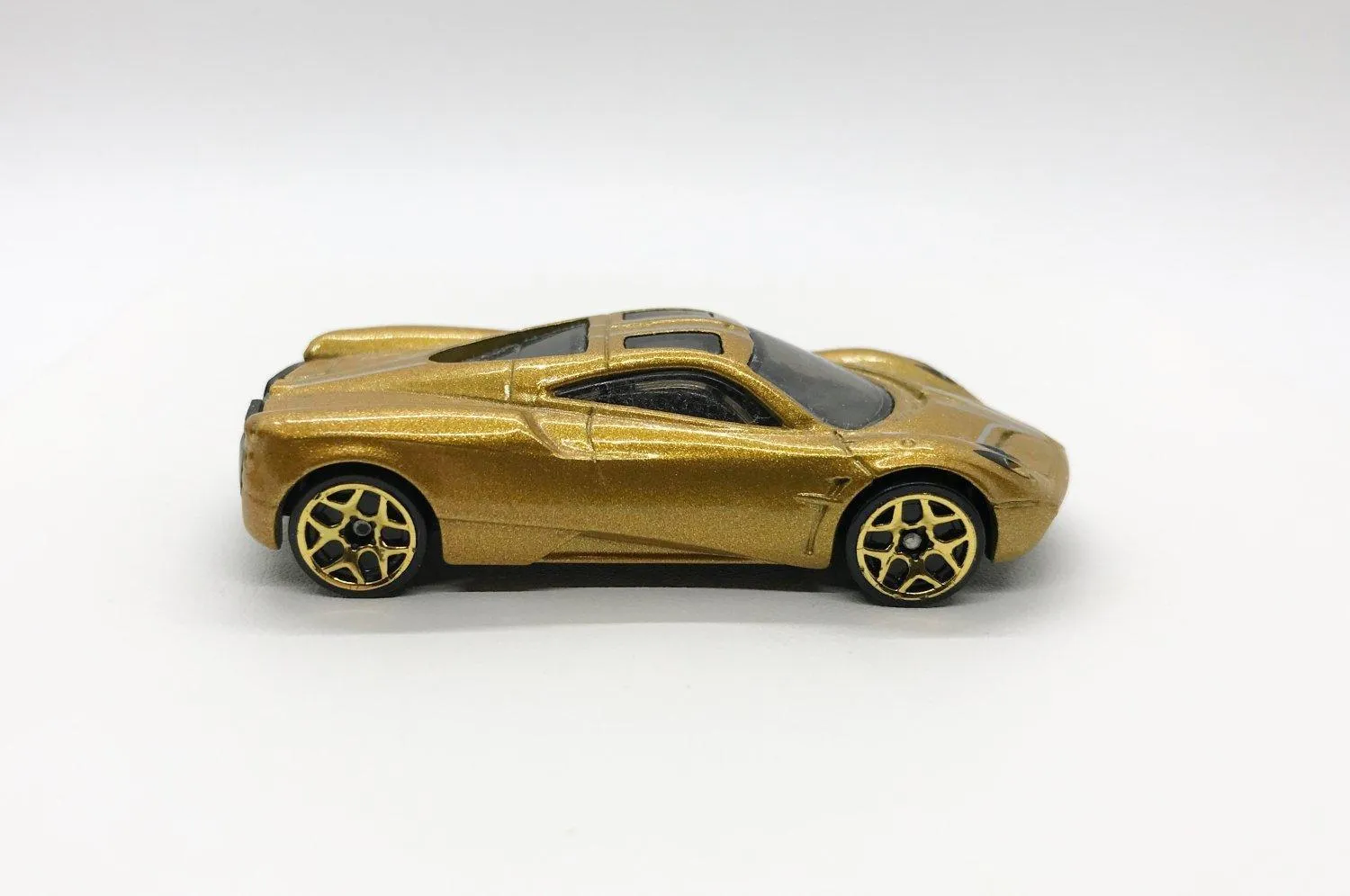 Hot Wheels Gold Pagani Huayra (2016)