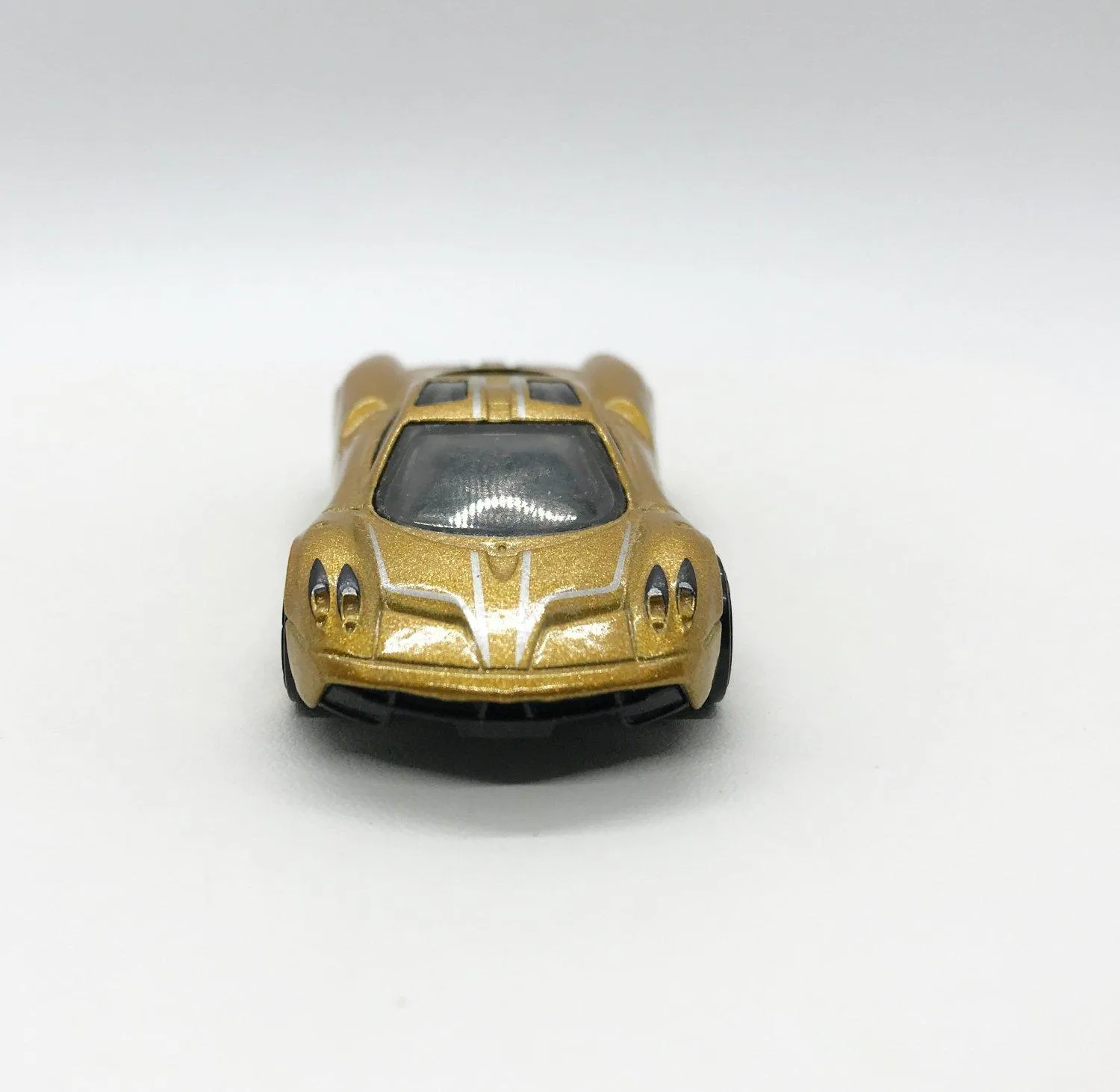 Hot Wheels Gold Pagani Huayra (2016)