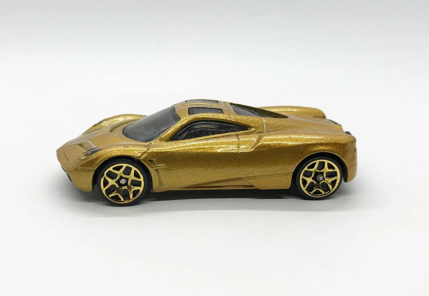 Hot Wheels Gold Pagani Huayra (2016)